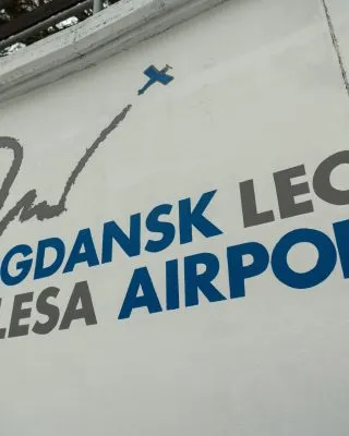 Mural dla Portu Lotniczego Gdańsk na Stadionie Leśnym SKLA w Sopocie